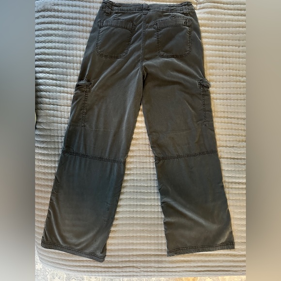 American Eagle High Rise Black Cargo Pants, size 8R - Picture 4 of 8